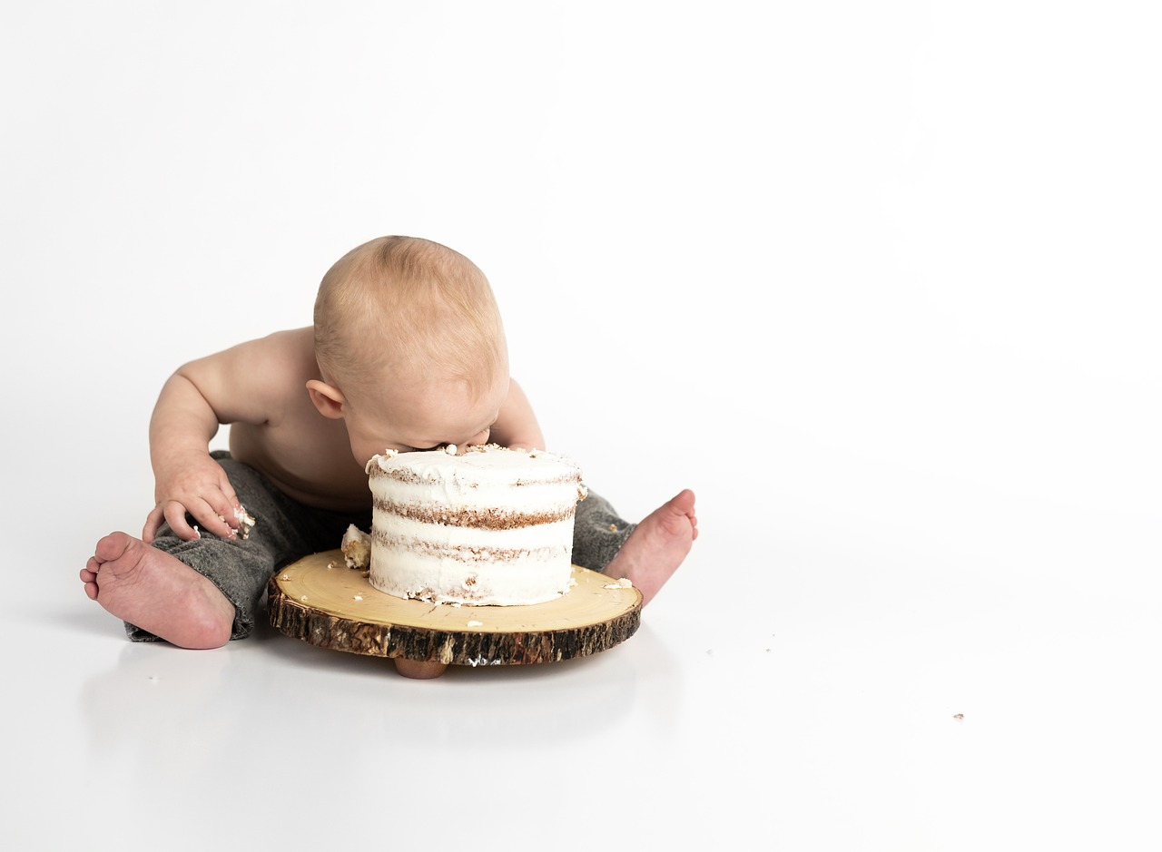 balloonschildbabyminimalistwhitebackgroundcuteportraitsittingcakeeatingminimalistminimalistminimalistminimalistminimalistcakecake