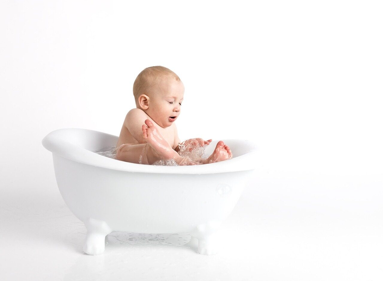 childbabyminimalistwhitebackgroundcuteportraitsittingbathhappy