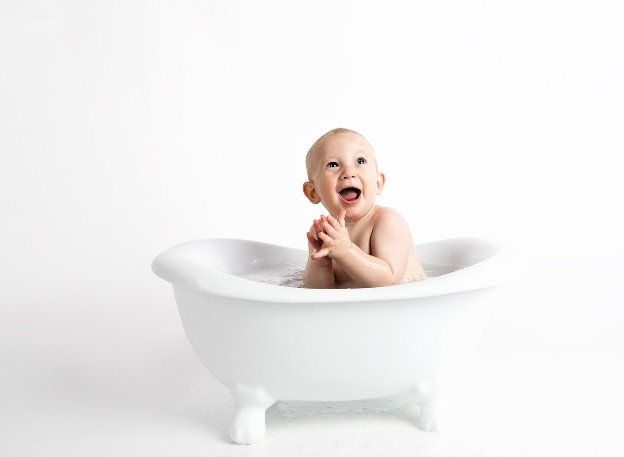 childbabyminimalistwhitebackgroundcuteportraitsittingbathhappyclappingbabyminimalistbathbathclappingclappingclappingclappingclapping